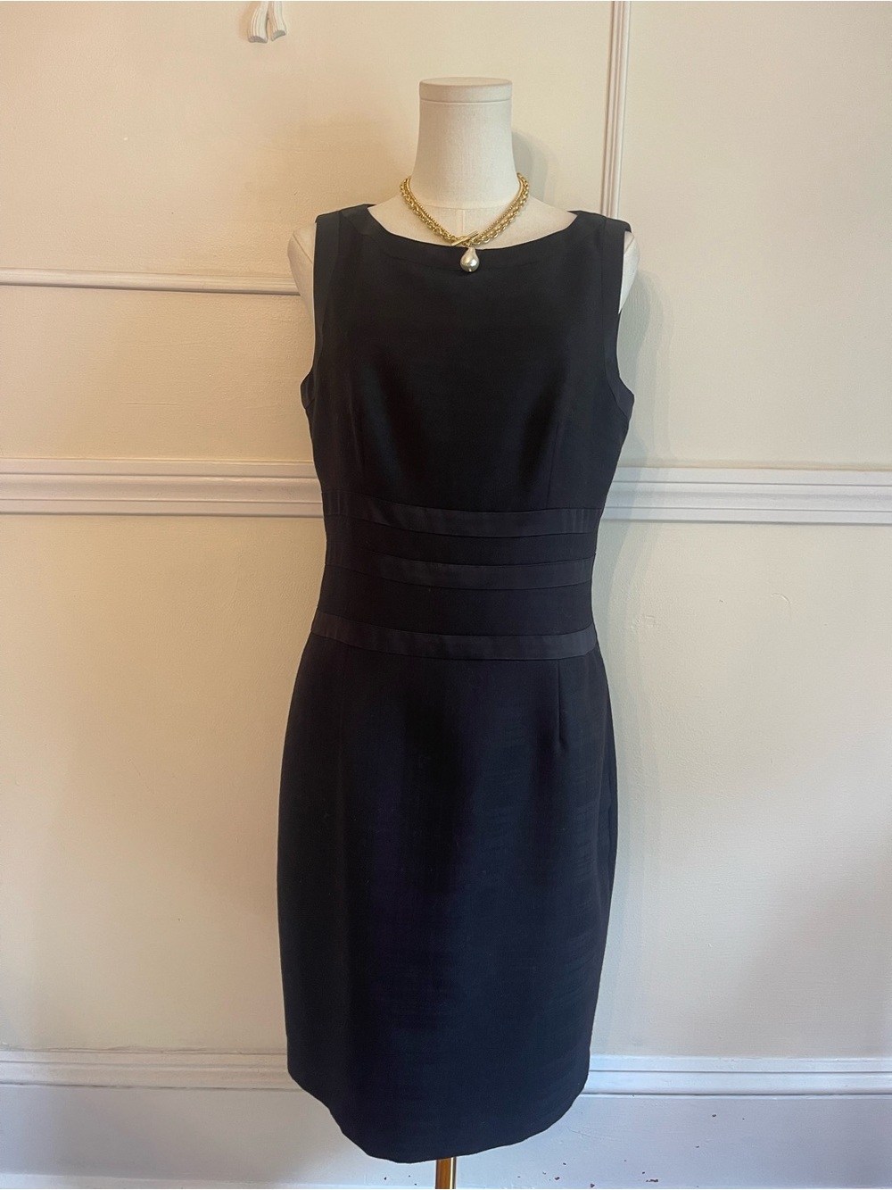 Carolina Herrera Classy 100% Wool Black Sleeveless Sheath Dress